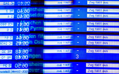 «Zug fÀllt aus» ist auf einer Anzeige im Hauptbahnhof Hannover zu lesen. 2023 kam das oft vor. - Foto: Moritz Frankenberg/dpa «Zug fÀllt aus» ist auf einer Anzeige im Hauptbahnhof Hannover zu lesen. 2023 kam das oft vor. - Foto: Moritz Frankenberg/dpa