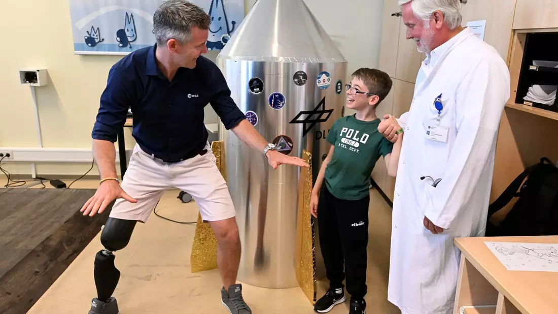 Der behinderte Astronaut John McFall möchte ein Vorbild für Kinder sein. - Bild: Roberto Pfeil/dpa