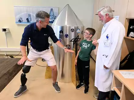 Der behinderte Astronaut John McFall möchte ein Vorbild für Kinder sein. - Foto: Roberto Pfeil/dpa