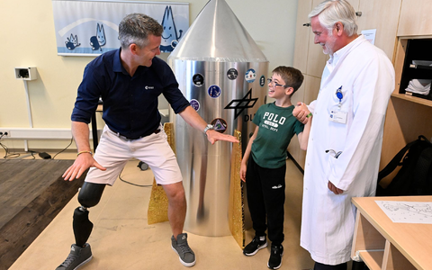 Der behinderte Astronaut John McFall möchte ein Vorbild für Kinder sein. - Foto: Roberto Pfeil/dpa