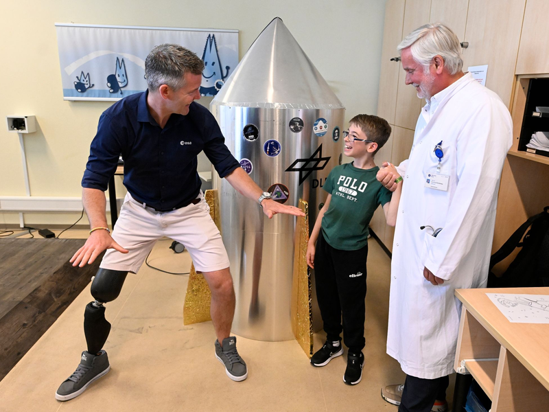 Der behinderte Astronaut John McFall möchte ein Vorbild für Kinder sein. - Foto: Roberto Pfeil/dpa