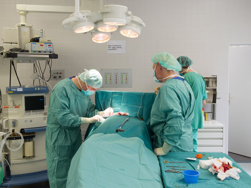 Ärzte wechseln einen Herzschrittmacher aus. Herzkrankheiten zählen zu den häufigsten Todesursachen. - Foto: Maurizio Gambarini/dpa