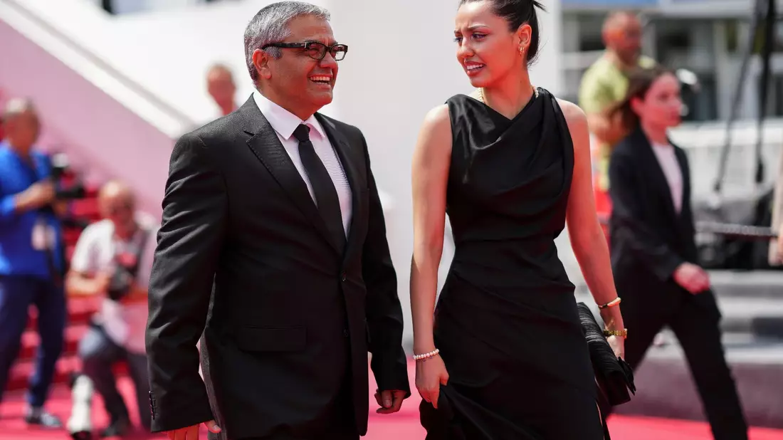Mohammed Rassulof stellt mit seiner Tochter Baran Rassulof seinen Film «The Seed of the Sacred Fig» in Cannes vor. - Bild: Scott A Garfitt/Invision/AP/dpa