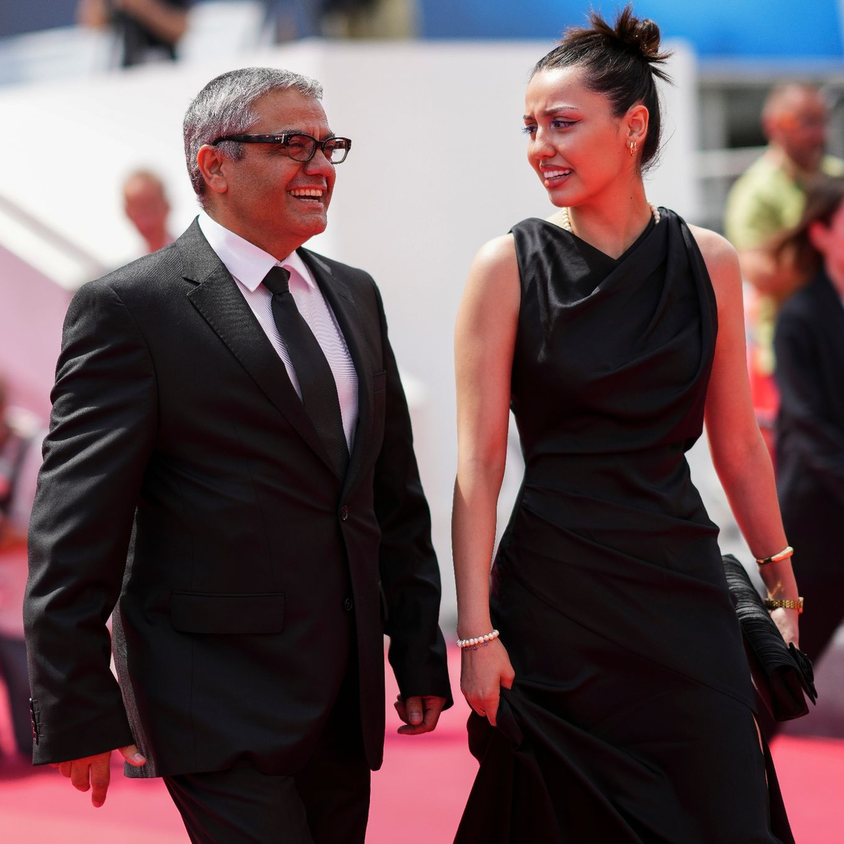 Mohammed Rassulof stellt mit seiner Tochter Baran Rassulof seinen Film «The Seed of the Sacred Fig» in Cannes vor. - Foto: Scott A Garfitt/Invision/AP/dpa