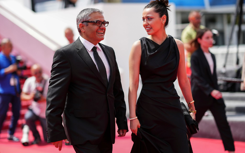 Mohammed Rassulof stellt mit seiner Tochter Baran Rassulof seinen Film «The Seed of the Sacred Fig» in Cannes vor. - Foto: Scott A Garfitt/Invision/AP/dpa