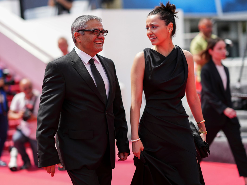 Mohammed Rassulof stellt mit seiner Tochter Baran Rassulof seinen Film «The Seed of the Sacred Fig» in Cannes vor. - Foto: Scott A Garfitt/Invision/AP/dpa