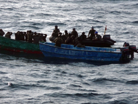 Im Rahmen der EU-Mission «Atalanta» hat die französische Marine 2009 vor der ostafrikanischen Küste elf mutmaßliche Piraten gefangen genommen. - Foto: DB MoD France/dpa