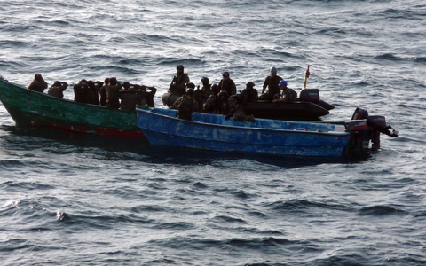 Im Rahmen der EU-Mission «Atalanta» hat die französische Marine 2009 vor der ostafrikanischen Küste elf mutmaßliche Piraten gefangen genommen. - Foto: DB MoD France/dpa Im Rahmen der EU-Mission «Atalanta» hat die französische Marine 2009 vor der ostafrikanischen Küste elf mutmaßliche Piraten gefangen genommen. - Foto: DB MoD France/dpa