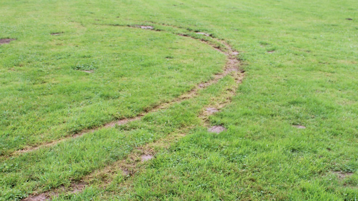 POL-MI: Fußballplatz durch Reifenspuren beschädigt - Foto: presseportal.de
