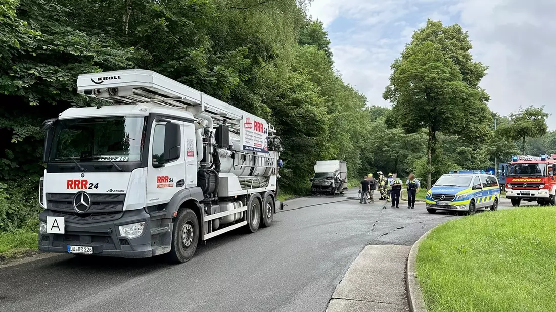 FW Hünxe: Transporter brennt auf Rastplatz - Ersthelfer löschen mit Lkw - Bild: presseportal.de