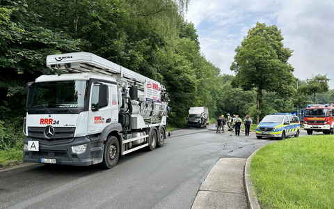 FW Hünxe: Transporter brennt auf Rastplatz - Ersthelfer löschen mit Lkw - Foto: presseportal.de