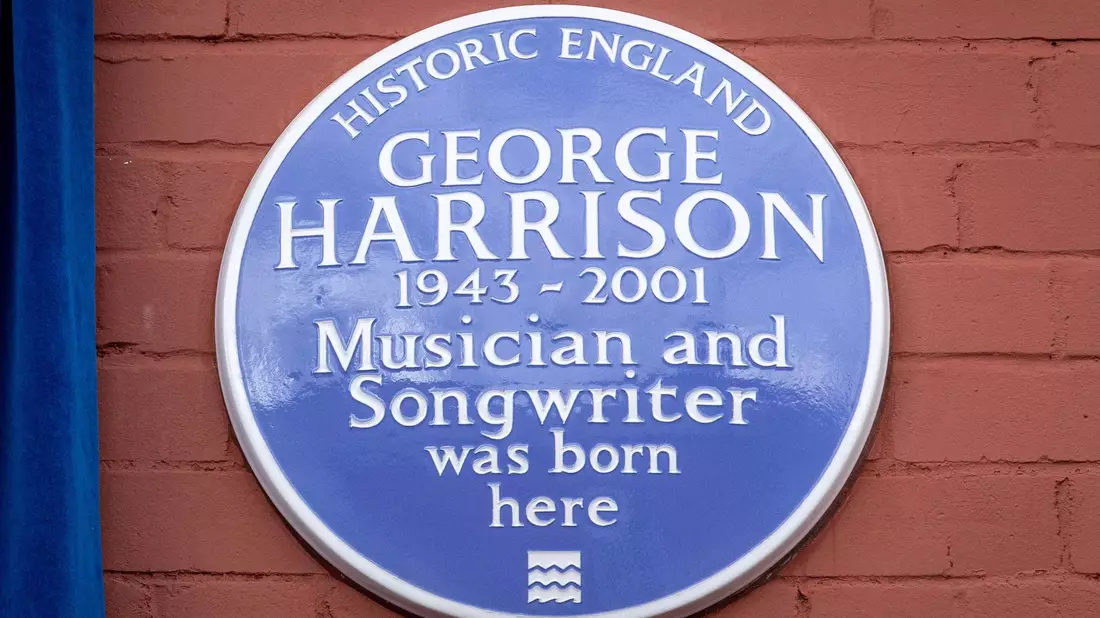 Die blaue Gedenktafel erinnert an George Harrison. - Bild: James Speakman Media Assignments/PA Wire/dpa