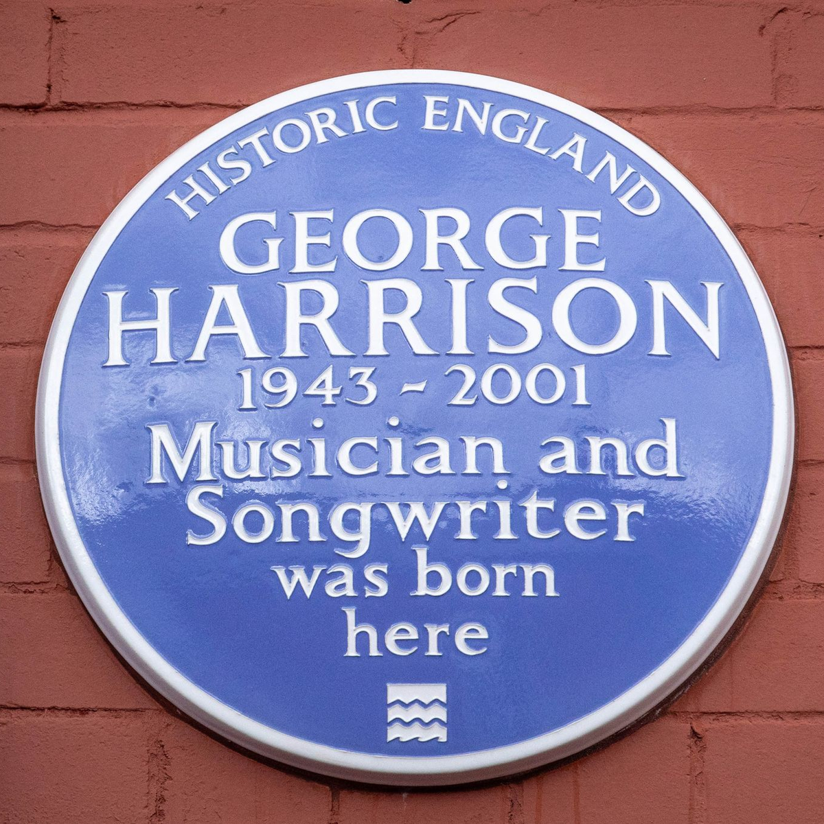 Die blaue Gedenktafel erinnert an George Harrison. - Foto: James Speakman Media Assignments/PA Wire/dpa