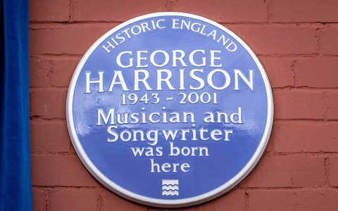 Die blaue Gedenktafel erinnert an George Harrison. - Foto: James Speakman Media Assignments/PA Wire/dpa Die blaue Gedenktafel erinnert an George Harrison. - Foto: James Speakman Media Assignments/PA Wire/dpa
