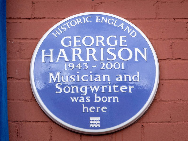 Die blaue Gedenktafel erinnert an George Harrison. - Foto: James Speakman Media Assignments/PA Wire/dpa