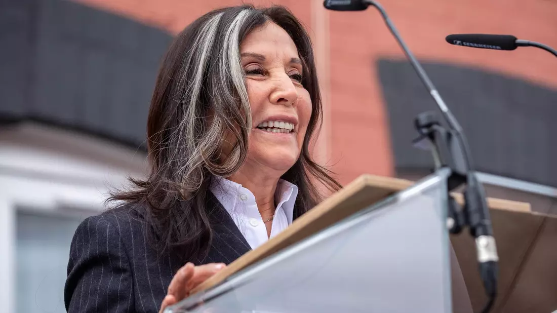 Olivia Harrison nimmt an der Enthüllungszeremonie teil. - Bild: James Speakman Media Assignments/PA Wire/dpa
