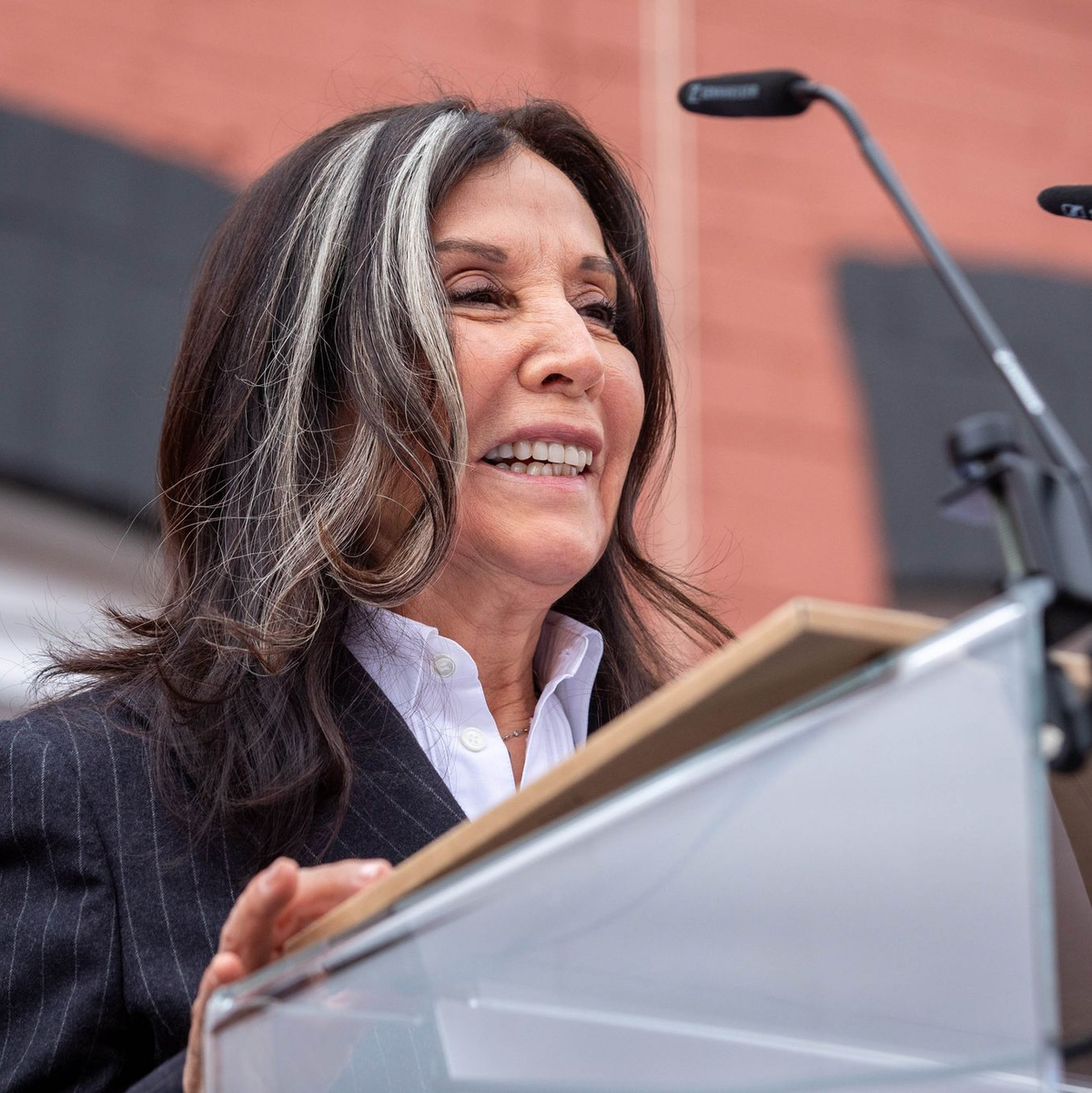 Olivia Harrison nimmt an der Enthüllungszeremonie teil. - Foto: James Speakman Media Assignments/PA Wire/dpa