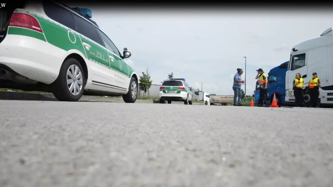HZA-HN: Zoll überprüft Brummis/Schwarzarbeitskontrollen auf der A 6 - Bild: presseportal.de