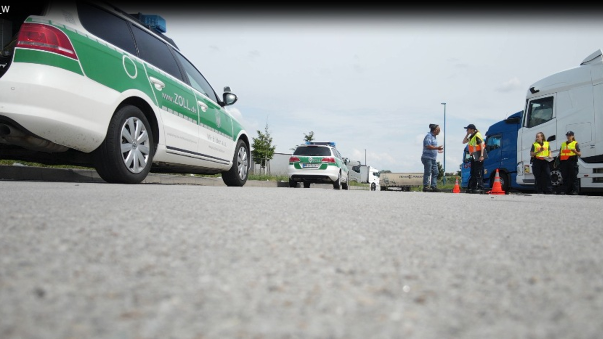 HZA-HN: Zoll überprüft Brummis/Schwarzarbeitskontrollen auf der A 6 - Foto: presseportal.de