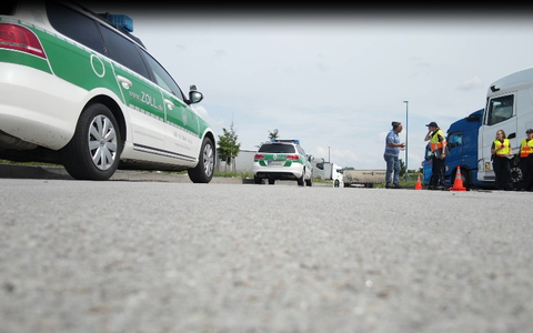 HZA-HN: Zoll überprüft Brummis/Schwarzarbeitskontrollen auf der A 6 - Foto: presseportal.de