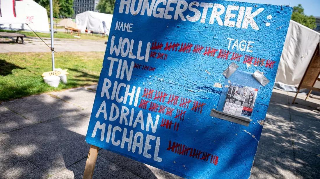 Die Aktivisten wollen mit einem Hungerstreik eine Regierungserklärung des Kanzlers zum Klima erzwingen. - Bild: Fabian Sommer/dpa