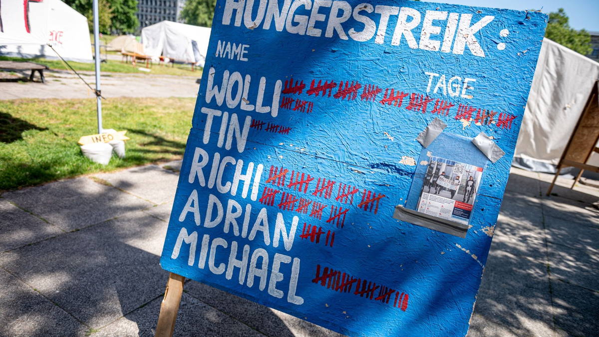Die Aktivisten wollen mit einem Hungerstreik eine Regierungserklärung des Kanzlers zum Klima erzwingen. - Foto: Fabian Sommer/dpa