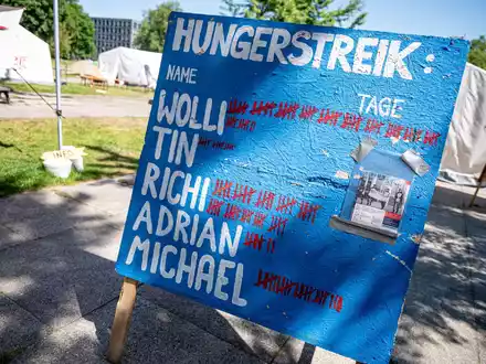 Die Aktivisten wollen mit einem Hungerstreik eine Regierungserklärung des Kanzlers zum Klima erzwingen. - Foto: Fabian Sommer/dpa
