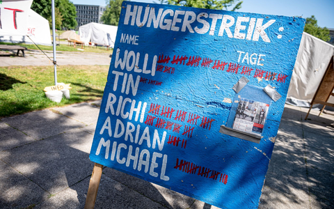 Die Aktivisten wollen mit einem Hungerstreik eine Regierungserklärung des Kanzlers zum Klima erzwingen. - Foto: Fabian Sommer/dpa Die Aktivisten wollen mit einem Hungerstreik eine Regierungserklärung des Kanzlers zum Klima erzwingen. - Foto: Fabian Sommer/dpa