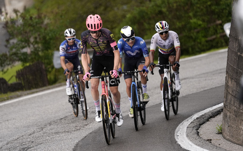 Georg Steinhauser (M) ist erneut auf das Podium gefahren. - Foto: Fabio Ferrai/LaPresse via ZUMA Press/dpa