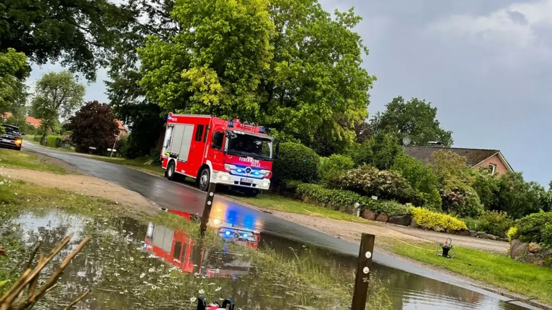 FW Celle: Straße in Hustedt unter Wasser - Bild: presseportal.de