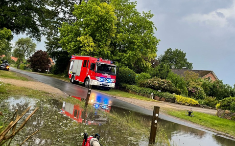 FW Celle: Straße in Hustedt unter Wasser - Foto: presseportal.de