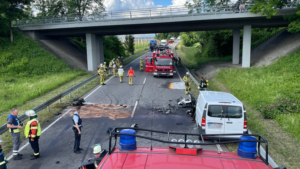 KFV Bodenseekreis: Schwerer Verkehrsunfall auf B467 mit drei Fahrzeugen fordert mehrere Verletzte - Foto: presseportal.de