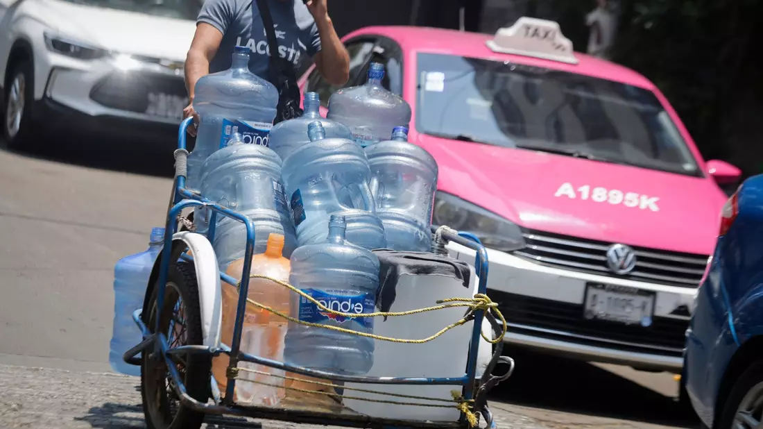 Ein Mann geht mit leeren Wasserkanistern durch eine Straße in Mexiko-Stadt. In 27 der 32 Bundesstaaten in Mexiko liegen die Temperaturen bei mehr als 40 Grad. - Bild: Gerardo Vieyra/dpa