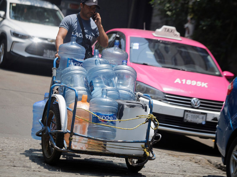 Ein Mann geht mit leeren Wasserkanistern durch eine Straße in Mexiko-Stadt. In 27 der 32 Bundesstaaten in Mexiko liegen die Temperaturen bei mehr als 40 Grad. - Foto: Gerardo Vieyra/dpa