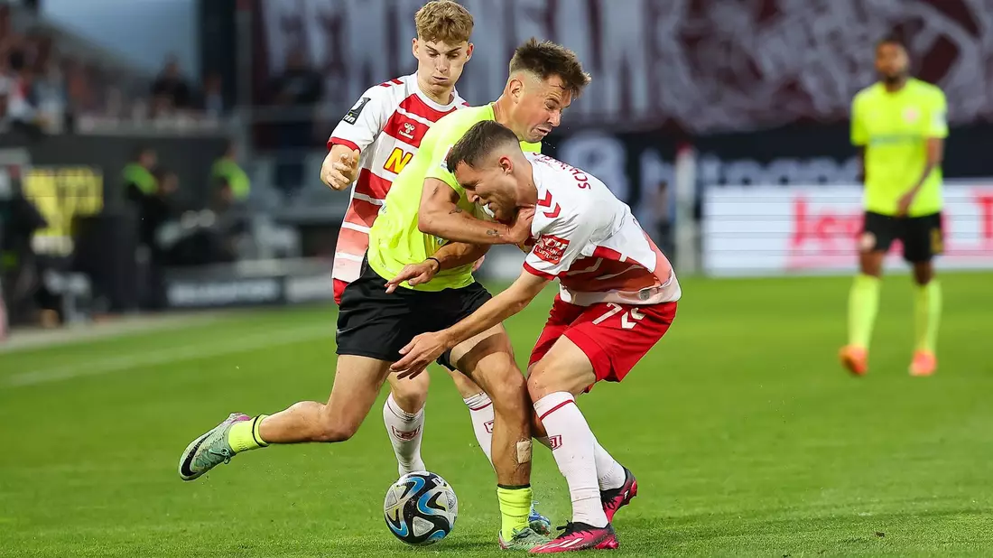 Schlagabtausch im Hinspiel: Im Relegations-Duell zwischen Regensburg und Wiesbaden bleibt es weiter offen. - Bild: Daniel Löb/dpa