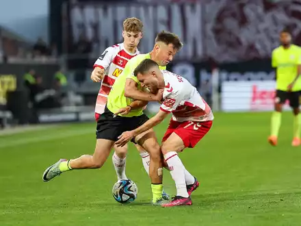 Schlagabtausch im Hinspiel: Im Relegations-Duell zwischen Regensburg und Wiesbaden bleibt es weiter offen. - Foto: Daniel Löb/dpa