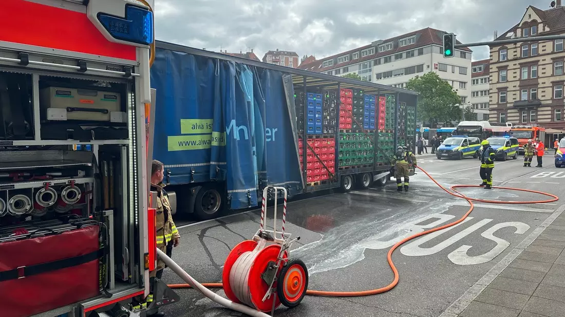 FW Stuttgart: Brennende Achse eines Sattelschleppers am Marienplatz - Bild: presseportal.de
