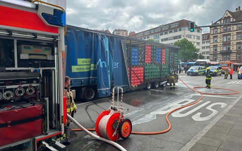 FW Stuttgart: Brennende Achse eines Sattelschleppers am Marienplatz - Foto: presseportal.de