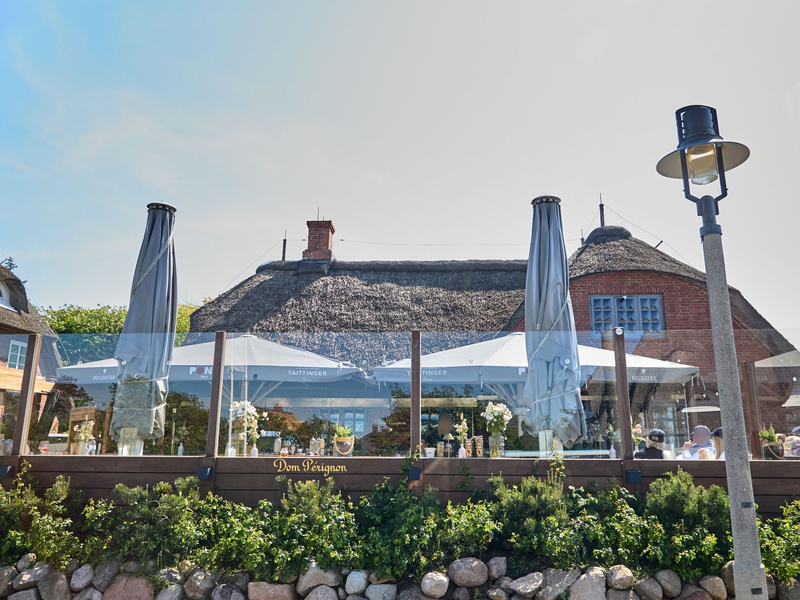 Die Polizei prüft ein Video mit rassistischem Gegröle vor dem Sylter Lokal. - Foto: Georg Wendt/dpa