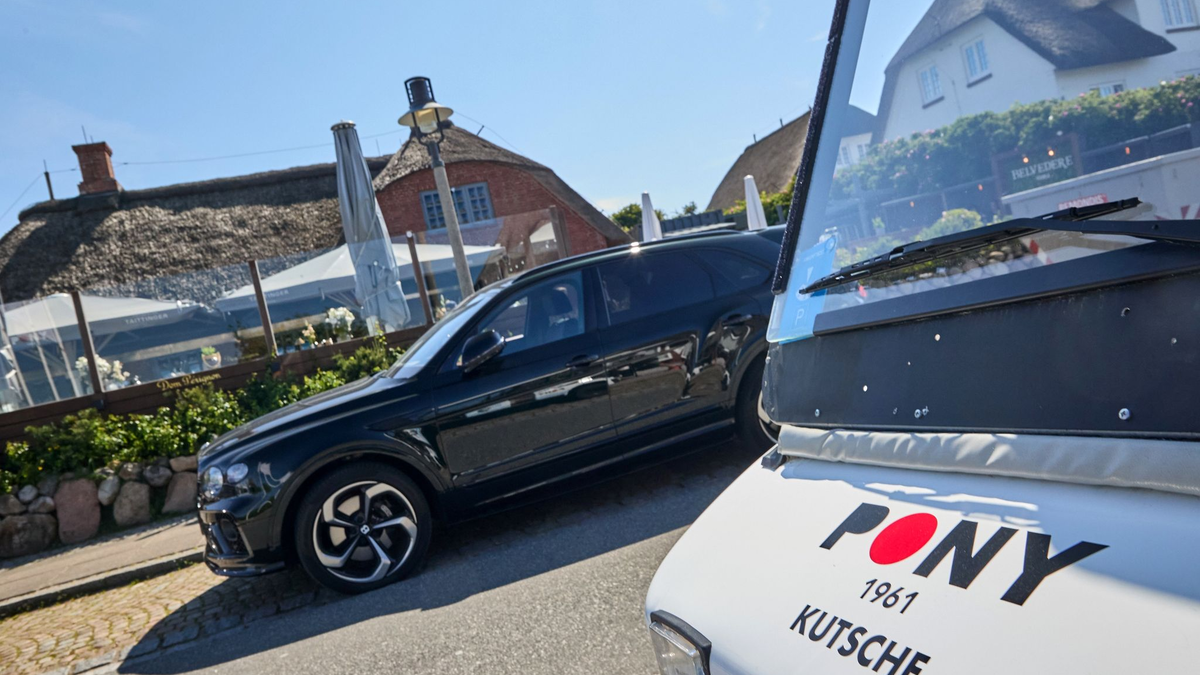 Ein kurzer Video-Clip wird zigfach in den sozialen Medien geteilt, junge Gäste einer Party grölen zu einem Pop-Hit rassistische Parolen, ein Mann macht eine Geste, die an den Hitlergruß denken lässt. - Foto: Georg Wendt/dpa