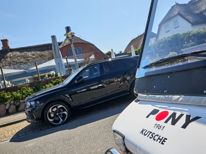 Ein kurzer Video-Clip wird zigfach in den sozialen Medien geteilt, junge Gäste einer Party grölen zu einem Pop-Hit rassistische Parolen, ein Mann macht eine Geste, die an den Hitlergruß denken lässt. - Foto: Georg Wendt/dpa