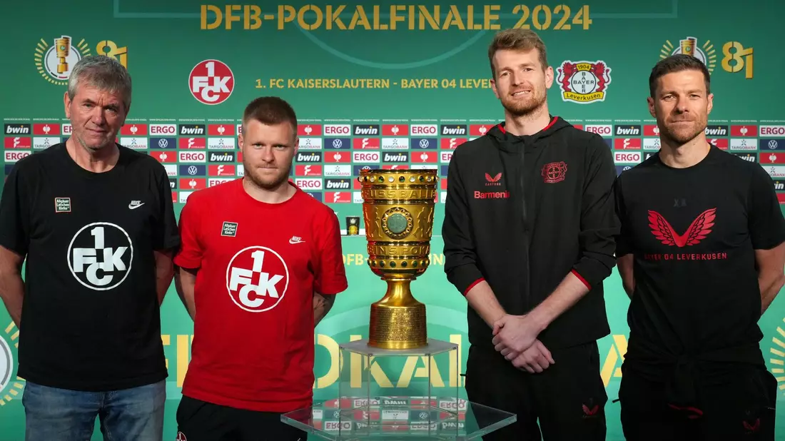 Der Respekt zwischen Kaiserslauterns Trainer Friedhelm Funkel (l) und Leverkusen-Coach Xabi Alonso (r) sehr groß. - Bild: Soeren Stache/dpa
