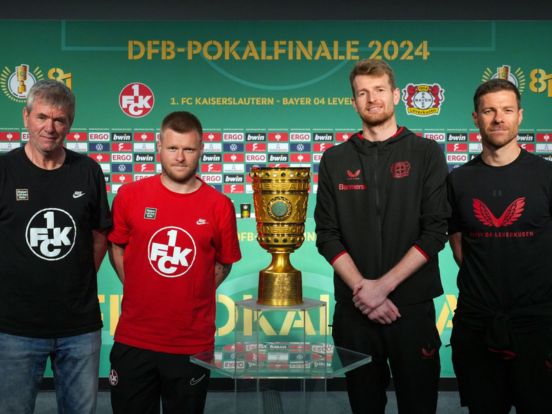 Der Respekt zwischen Kaiserslauterns Trainer Friedhelm Funkel (l) und Leverkusen-Coach Xabi Alonso (r) sehr groß. - Foto: Soeren Stache/dpa