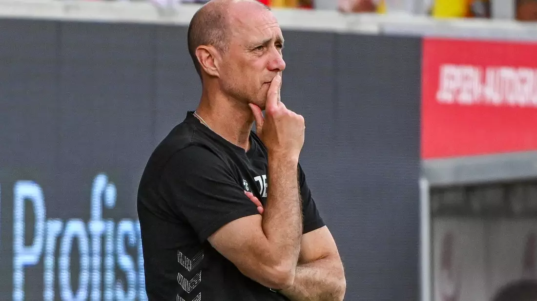 Über 90 Minuten betrachtet war die Mannschaft von Regensburg-Trainer Joe Enochs das bessere Team. - Bild: Armin Weigel/dpa