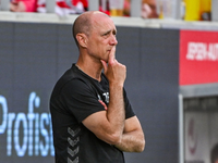 Über 90 Minuten betrachtet war die Mannschaft von Regensburg-Trainer Joe Enochs das bessere Team. - Foto: Armin Weigel/dpa