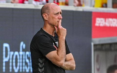 Über 90 Minuten betrachtet war die Mannschaft von Regensburg-Trainer Joe Enochs das bessere Team. - Foto: Armin Weigel/dpa