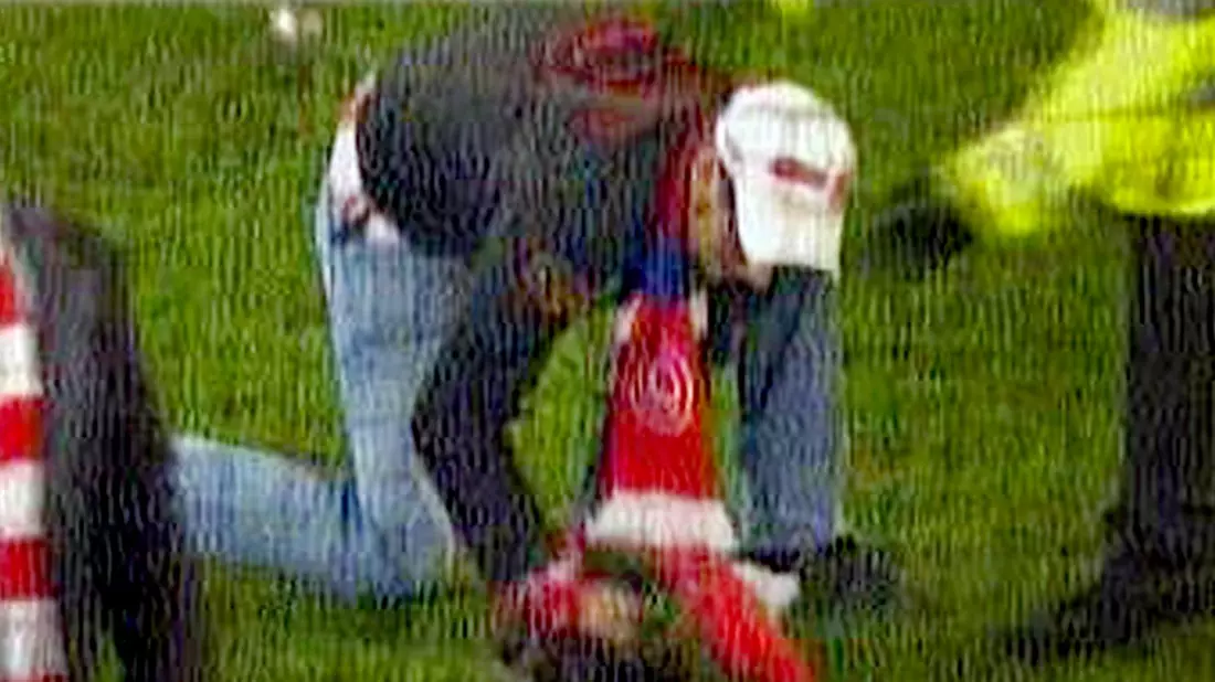 Im Mai 2012 klaute ein besonders euphorischer Fortuna-Anhänger sogar den Elfmeterpunkt und erhielt später Stadionverbot. - Bild: Ard Screenshot/dpa