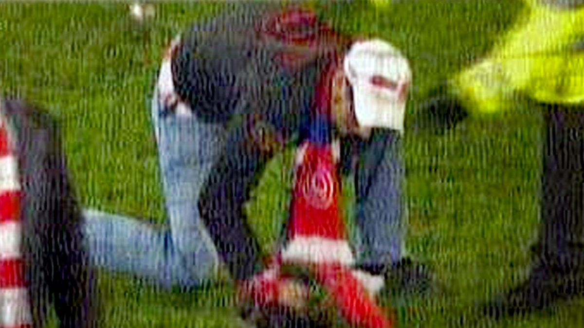 Im Mai 2012 klaute ein besonders euphorischer Fortuna-Anhänger sogar den Elfmeterpunkt und erhielt später Stadionverbot. - Foto: Ard Screenshot/dpa