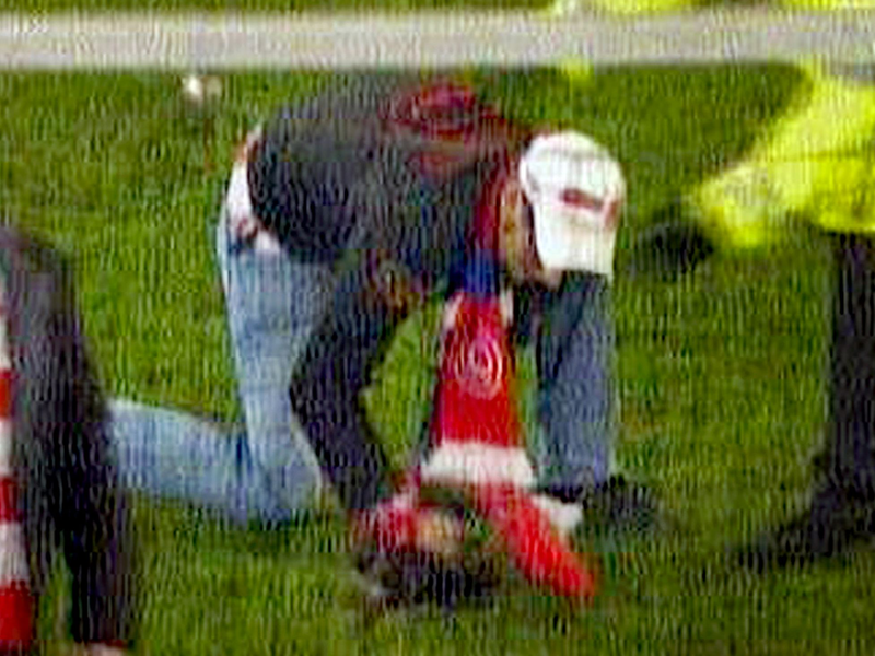 Im Mai 2012 klaute ein besonders euphorischer Fortuna-Anhänger sogar den Elfmeterpunkt und erhielt später Stadionverbot. - Foto: Ard Screenshot/dpa