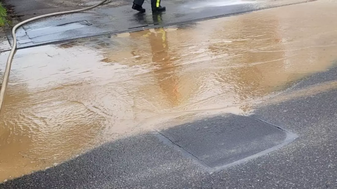 FW Bergheim: Abschlussmeldung: Mehrere Einsätze nach Starkregenereignis in Bergheim-Büsdorf Schlamm von zwei Feldern abgerutscht - Zahlreiche Keller unter Wasser - Stundenlanger Einsatz der Feuerwehr - Bild: presseportal.de